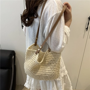Grand sac fourre-tout tissé en coton beige avec bandoulières en cuir marron style décontracté