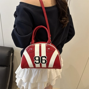 Retro rood-witte bowling handtas met nummer 96 patch en sterren gedragen door een model