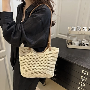 Grand sac à bandoulière tissé blanc crème avec lanières en cuir marron pour usage quotidien