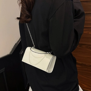 Sac bandoulière beige minimaliste avec poignée anneau métal et logo mim embossé