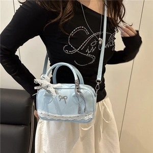 Borsa Boston celeste stile balletto con bordo in pizzo e fiocco in metallo