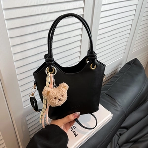 Sac Seau pour Femme en Cuir PU Style Coréen Sac à Main Bandoulière Minimaliste Couleur Unie Avec Pendentif Ours en Peluche Mode Sac à Épaule