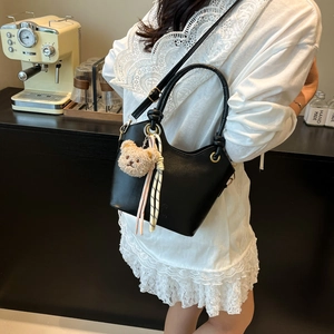 Sac seau élégant en cuir noir avec pendentif ours et bandoulière réglable pour femme