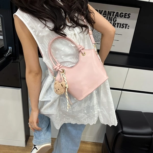 Sac seau en cuir rose mat avec charme d'ours en peluche et cordelette tressée