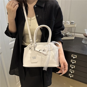 Sac à main vintage blanc avec nœud en dentelle et détails métalliques argentés