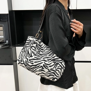 Borsa a tracolla da donna in tela con stampa zebrata dal design retrò chic in bianco e nero