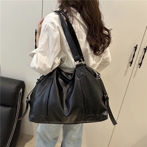 Chic black large capacity tote bag made of matte leather for travel and daily commuting