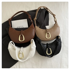 Détails de sacs hobo tressés avec boucle métallique et poignées nouées en quatre coloris