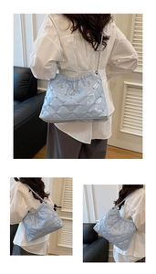 Détails du sac cabas matelassé bleu clair avec rivets argentés et décoration d'étoile