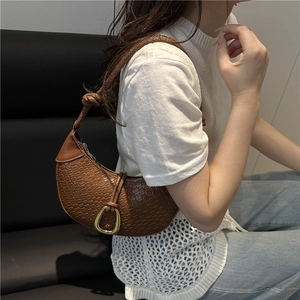 Sac bandoulière tressé marron en demi-lune avec boucle dorée et bandoulière nouée