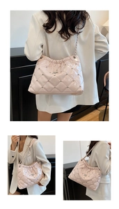 Détail d'un sac cabas en cuir verni matelassé rose avec clous en étoile et chaîne