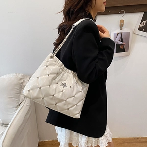 Sac cabas en cuir verni blanc à losanges avec rivets argentés et détail étoile à chaîne