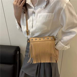 Grand sac cabas rétro à franges camel avec clous métalliques et bandoulière réglable