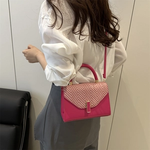 Schicke magentafarbene PU-Leder Handtasche mit Chevron-Klappe und verstellbarem Schultergurt