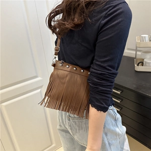 Sac à bandoulière marron vintage avec de longues franges et des rivets argentés