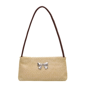Sac hobo d'été tissé avec nœud en métal argenté et bandoulière marron chic