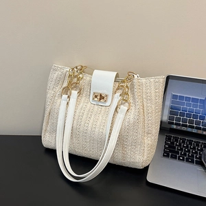 Sac fourre-tout en paille tissé à la main avec rabat en cuir blanc et fermoir doré