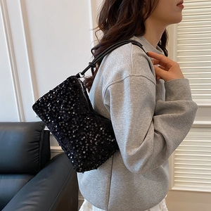 Borsa a tracolla con paillettes nere, catena lucida e manico in pelle di lusso