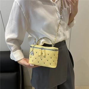Sac à bandoulière matelassé jaune avec chaîne dorée et pendentif de rose chic