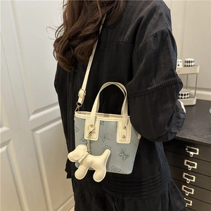Bolso Cubo de Cuero PU para Mujer Mariposa Grabada Bolso Pequeño Casual Bolso Bandolera de Hombro Con Colgante