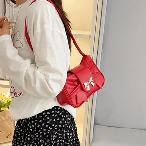 Sac bandoulière rouge plissé avec grand nœud et boucle en métal argenté élégant