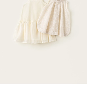 Détail d'un ensemble robe chinoise pour filles avec motifs floraux et volants en tulle