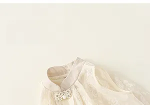 Détail de robe fille avec décoration de nœud en perles et tissu en maille jacquard