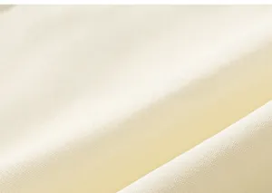 Gros plan sur un tissu en coton beige doux avec une texture de tissage fin