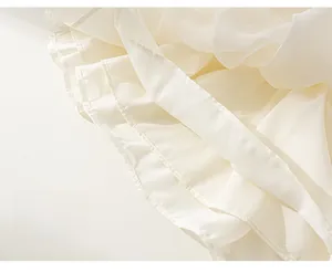 Détail macro de l'ourlet en tulle multicouche d'une robe de style néo-chinois pour fille