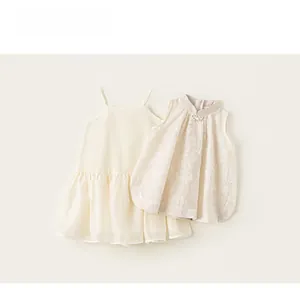 Détail de robe style chinois pour fille avec texture jacquard et col montant élégant