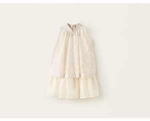 Détail d'une robe chinoise pour fille avec col en perles et broderie en dentelle fine