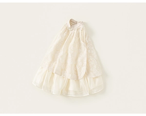 Détail d'une robe chinoise pour fille avec boutons perlés et jupe en tulle multicouche