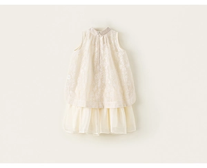 Détail de la broderie en dentelle crème et des couches de jupe en mesh plissé fluide