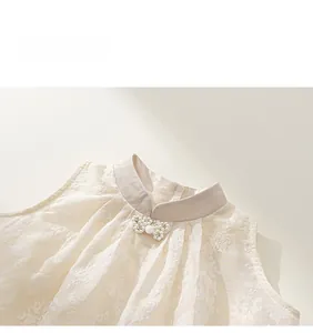 Détail du col montant beige avec nœud perlé et tissu en jacquard floral élégant
