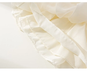 Détail de l'ourlet en tulle multicouche pour robe fille montrant la couture fine et le tissu