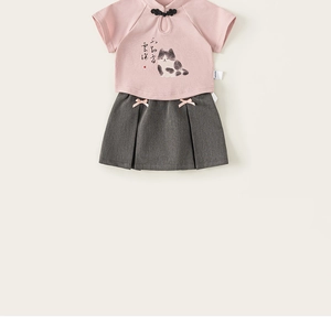 Détail d'un ensemble fille style chinois avec haut rose imprimé panda et jupe grise