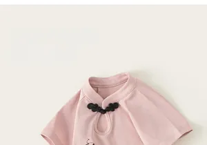 Gros plan du haut rose style chinois pour enfant avec boutons traditionnels noirs