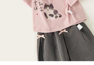 Détail de l'ensemble chinois pour fille avec imprimé panda et nœuds roses
