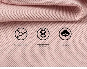Gros plan sur un tissu en maille côtelée rose doux, respectueux de la peau et sans formol