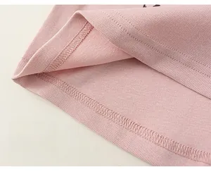 Détail du tissu en maille côtelée rose montrant des coutures précises et régulières
