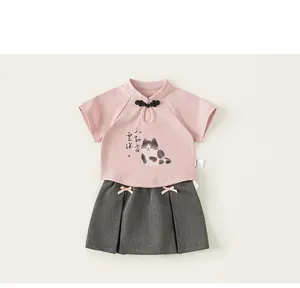 Détail d'un haut chinois traditionnel pour fille avec motif panda et jupe plissée rose