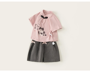 Détail d'un haut pour fille de style chinois rose avec col mao et imprimé chat