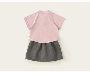 Vue arrière d'une tenue d'été pour fille avec haut rose à col mao et jupe grise