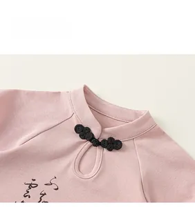 Gros plan du haut rose style chinois pour enfant avec col montant et boutons noirs