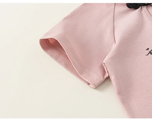 Détail du haut rose à manches courtes avec fermetures traditionnelles à boutons chinois