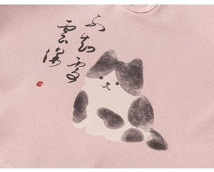 Gros plan sur le haut rose en coton avec illustration de chat à l'encre et calligraphie