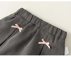 Vue détaillée de la taille élastique de la jupe grise pour fille avec nœuds en satin