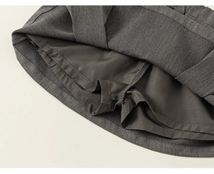 Vue détaillée de la jupe plissée gris foncé avec short de sécurité intégré pour filles