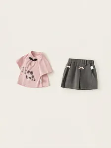 Ensemble d'été pour filles style chinois avec haut rose et jupe plissée grise