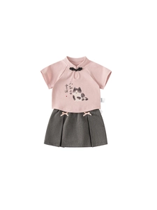 Ensemble fille style chinois avec haut rose panda et jupe plissée grise sur fond blanc